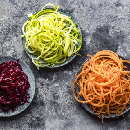 Schüssel mit Zoodles und Schüsseln mit Karotten-Rote-Beete-Spaghetti.
