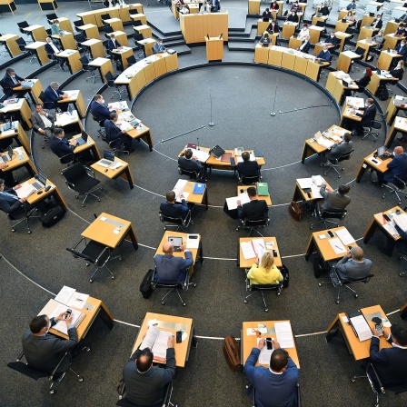 Abgeordnete und Landesregierung sitzen im Plenarsaal des Thüringer Landtags. 