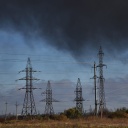 Rauch hinter Strommasten mit Überlandleitungen nahe der ukrainischen Stadt Lviv