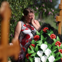 Juni 2022: Eine trauernde Frau, deren Sohn im Kiewer Vorort Butscha erschossen worden war. Nach dem Abzug russischer Truppen waren in Butscha Hunderte getötete Zivilisten teilsweise mit gefesselten Händen auf den Straßen gefunden worden. Butscha gilt seitdem als Symbol für schwerste Kriegsverbrechen.