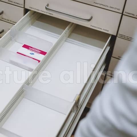 Leere Arzneimittelschränke und Medikamentenladen in einer Apotheke.