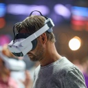 Mann trägt VR-Brille auf der Gamescom 2022