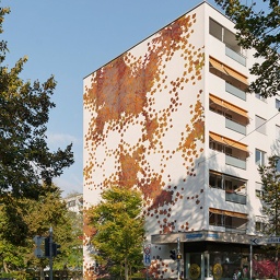 Der Künstler Ferdinand Facklam holt mit seinem Entwurf "Kunst am Bau - Moos" die Ästhetik der Moose aus der Natur in die Stadt, indem er sie abstrahiert. Er reduziert ihre Struktur, Form und Farbe durch die Kombination von drei vegetativen Formelementen auf das Wesentliche.