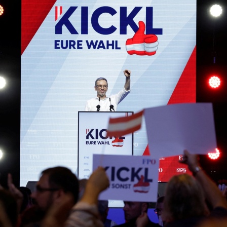 Herbert Kickl auf der Bühne bei einer Wahlkampfveranstaltung in Graz am 07.09.24 blickt zuversichtlich 