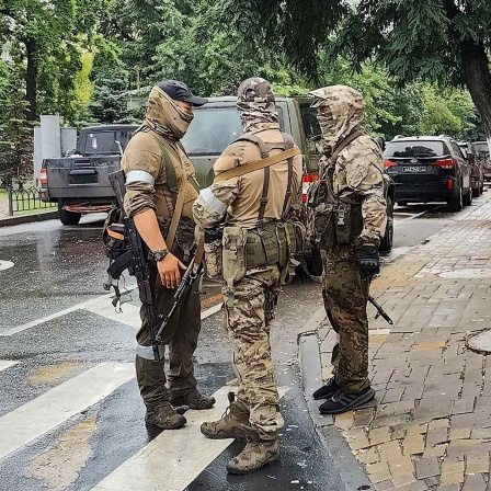 Kämpfer der Gruppe Wagner unterhalten sich miteinander auf einer Straße in Rostow am Don. (Quelle: Picture Alliance)