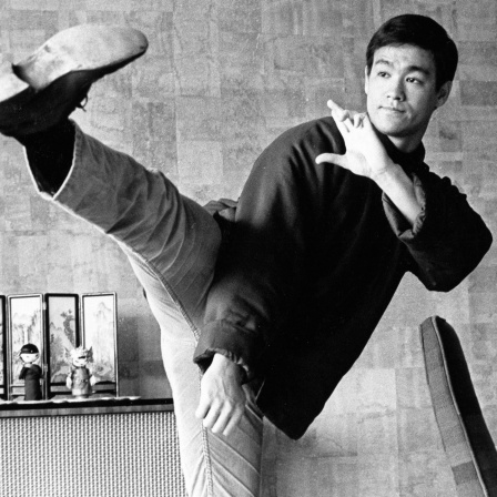 Bruce Lee übt seine Angriffspose.