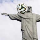 Christus-Statue mit Fußball.