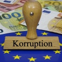 Ein Stempel mit der Aufschrift "Korruption" steht auf der EU-Flagge. Im Hintergrund Geldscheine (Symbolbild)