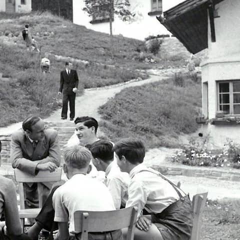 Hermann Gmeiner mit Kindern im ersten SOS-Kinderdorf in Imst/Tirol (1953)