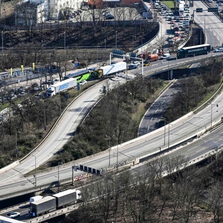 Zu erheblichen Verkehrseinschränkungen führt die die gesperrte Ringbahnbrücke der A100 im Westen Berlins.