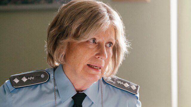Maren Kroymann als Polizistin.