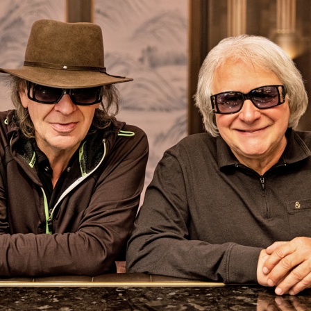 Udo Lindenberg (l.) und Peter Urban lächeln in die Kamera.