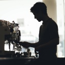 Silhouette eines Baristas, der einen Kaffee zubereitet
