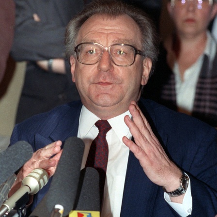 Pressekonferenz in Stuttgar: Der baden-württembergische Ministerpräsident Lothar Späth (CDU) trat am 13.1.1991 zurück. Er legte sein Amt mit sofortiger Wirkung nieder. Späth zog damit die Konsequenzen aus der sogenannten &#034;Segeltörn-Affäre&#034; und den damit verbundenen Vorwürfen, er habe sich Privatreisen von der Industrie bezahlen lassen.