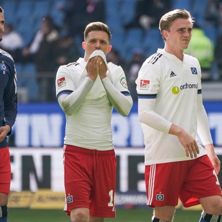 Enttäuschung beim Hamburger SV nach der Niederlage gegen den SC Paderborn