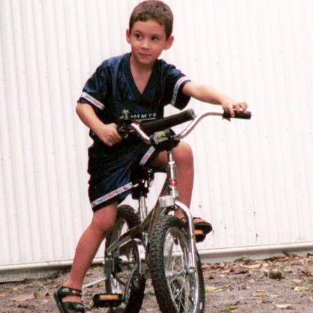 Der kubanische Junge Elian Gonzalez sitzt in Miami, Florida auf einem Fahrrad.