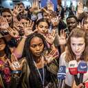 Luisa Neubauer (M), Klimaaktivistin der Fridays for Future Bewegung, spricht bei der UN-Weltklimakonferenz an der Seite von Aktivistinnen und Aktivisten aus der Ländergruppe der Entwicklungs- und Schwellenländer mit Journalisten. In Ägypten verhandeln knapp 200 Staaten zwei Wochen lang darüber, wie der Kampf gegen die Klimakrise beschleunigt wer...