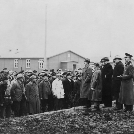 Der Chef der Geheimen Staatspolizei (Gestapo), Rudolf Diels im Konzentrationslager Esterwegen, bei einer Ansprache vor politischen Häftlingen im Konzentrationslager Esterwegen, die vor ihrer Entlassung anlässlich der Reichstagswahl am 12. November 1933 stehen, Weihnachtsamnestie 1933. Foto: November/Dezember 1933.