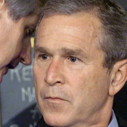 George W. Bush erfährt beim Besuch der Grundschule in Sarasota/Florida von den Anschlägen auf das World Trade Center in New York: Sein Stabschef Andy Card flüster dem Präsidenten ins Ohr: &#034;America is under attack&#034; - &#034;Amerika wird angegriffen&#034;