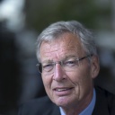 Porträtfoto des Managers Gerhard Cromme in Anzug und Kravatte