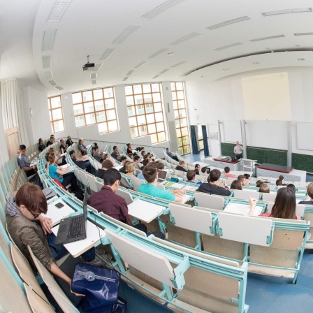 Studierende in einem Hörsaal.