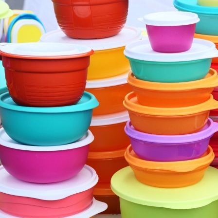 Verschiedene Tupperware steht an einem Marktstand
