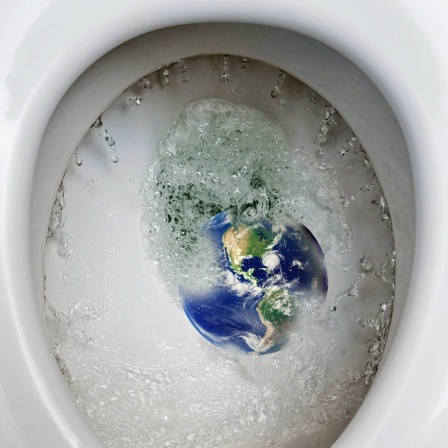 Der Planet Erde wird in einer Kloschüssel mit Trinkwasser weggespült. (Symbolbild)
