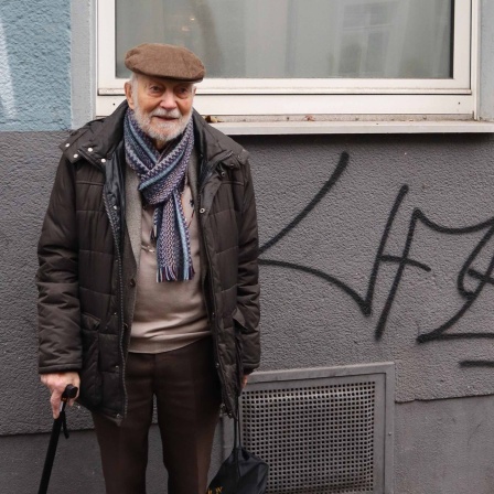 Kurt Marx vor dem Fenster seines ehemaligen Kinderzimmers in der Wittekindstraße in Köln
