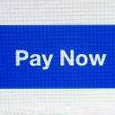 Smartphone Display mit dem Text: "Pay Now ("Bezahl jetzt").