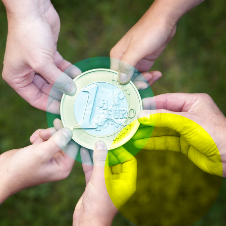 Mehrere Hände, die gemeinsam eine große 1-Euro-Münze festhalten. Die Münze ist überdimensional groß dargestellt, es gibt farbige, halbtransparente Kreise (Grün, Blau, Gelb), die sich über die Hände und die Münze legen. Der Hintergrund besteht aus Gras oder Rasen, was eine natürliche, bodenständige Umgebung andeutet.