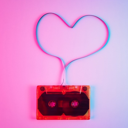 Aus einer Musikkassette wächst ein Herz.