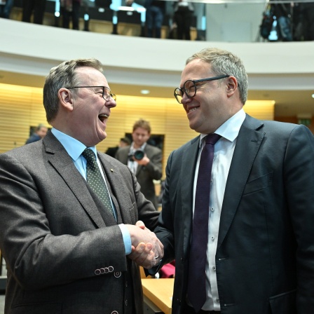 Bodo Ramelow, Bodo Ramelow (Die Linke, l), geschäftsführender Ministerpräsident von Thüringen, und Mario Voigt, CDU-Fraktionschef in Thüringen, begrüßen sich im Thüringer Landtag. 