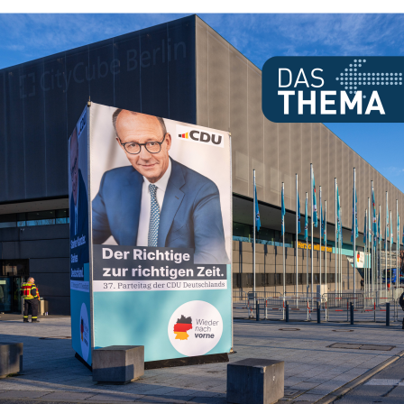 Plakat von Friedrich Merz mit der Aufschrift: Der Richtige zur richtigen Zeit. 37. Parteitag der CDU Deutschlands.