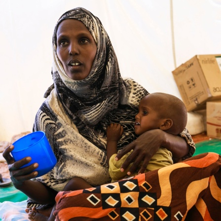 Ein Kind mit seiner Mutter in einem Dorf in der Somali Region in Aethiopien