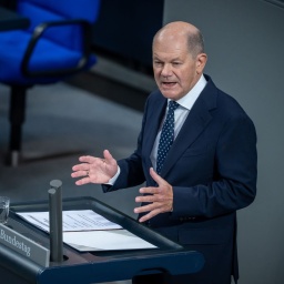 Bundeskanzler Olaf Scholz (SPD), spricht bei einer Regierungserklärung zum EU-Gipfel im Bundestag.