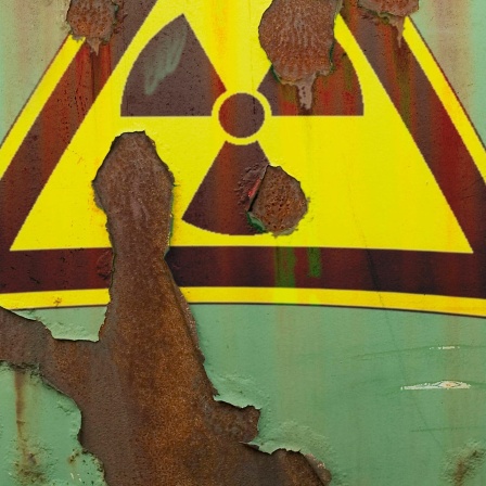 Symbol für Radioaktivität auf einer rostigen Oberfläche