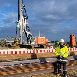 Baugerät auf der Baustelle des Energieparks Bad Lauchstädt