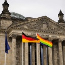 Die Regenbogenfahne weht anlässlich des Berliner Christopher Street Day (CSD) erstmals am Reichstagsgebäude (Bild: picture alliance/dpa)