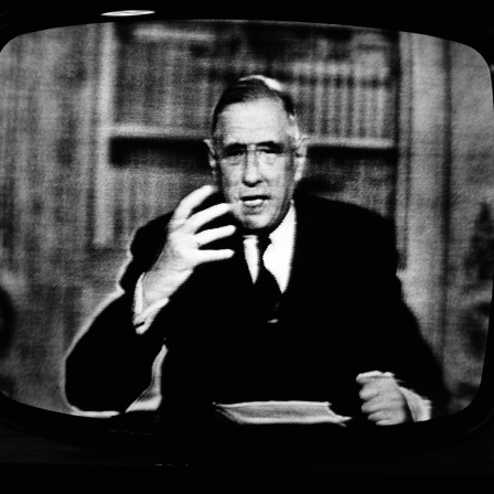 Staatspräsident Charles de Gaulle wendet sich in einer Fernsehansprache an das französische Volk, 1969