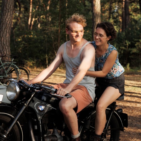 Filmstill aus "In Liebe Eure Hilde": Hans (Johannes Hegemann) und Hilde (Liv Lisa Fries) auf dem Motorrad.