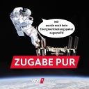 Satirische Fotomontage - Ein Astronaut schwebt vor der Raumstation iSS und sagt in einer Sprechblase: Mir wurde noch kein Energieentlastungspaket zugestellt!