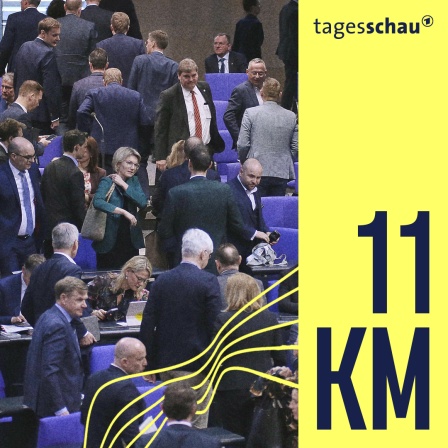 Bundestagsabgeordnete verlassen wegen einer Unterbrechung die Plenarsitzung. 