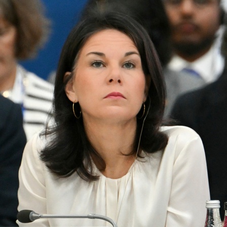 Die deutsche Außenministerin Annalena Baerbock nimmt an einer Plenarsitzung des 31. Ministergipfels der Organisation für Sicherheit und Zusammenarbeit in Europa (OSZE) teil.