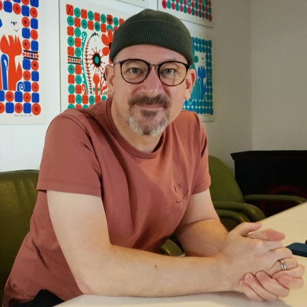 Der Musiker Björn Beton alias Björn Warns blickt in die Kamera.