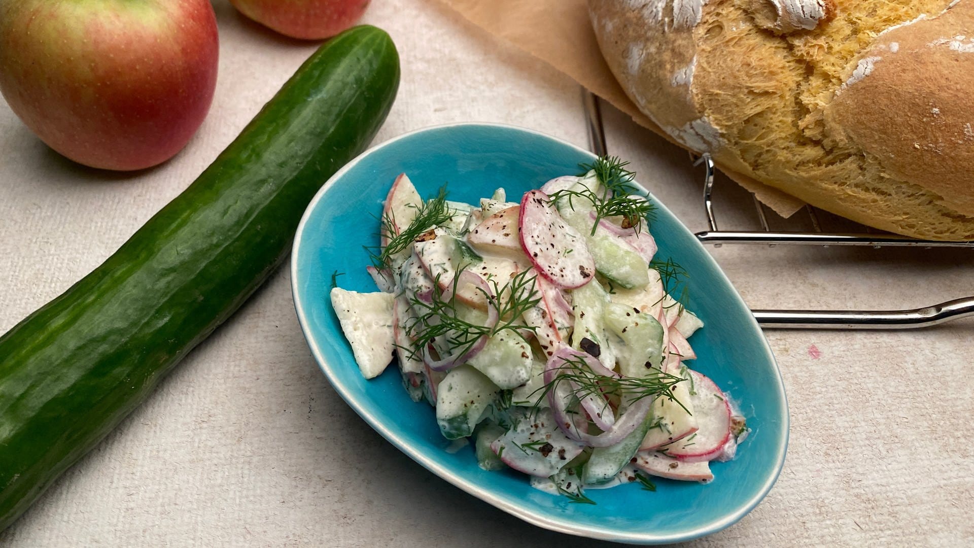 Kaffee Oder Tee: Rezept: Apfelsalat Mit Gurke Und Maisbrot | ARD Mediathek