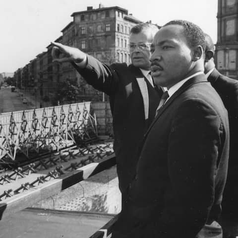 Martin Luther King Jr. in Berlin an der Mauer Bernauer Straße © www.imago-images.de 