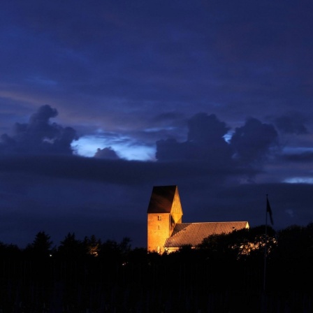 Die Kirche St. Severin in Keitum auf der Nordseeinsel Sylt in der Abenddämmerung.