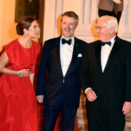 Die nordischen Royals zum Gala-Dinner auf Schloss Bellevue: Königin Mary und König Frederik von Dänemark in Abendgarderobe lachen zusammen mit Bundespräsident Frank-Walter Steinmeier