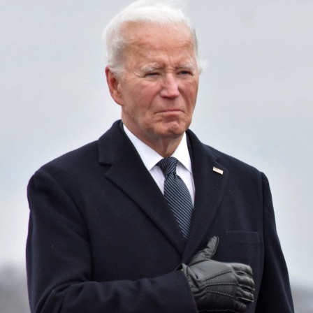 US-Präsident Joe Biden erweist den drei Soldaten, die bei einem Drohnenangriff in Jordanien durch vom Iran unterstützte Kämpfer getötet wurden, auf der Dover Air Force Base in Dover die letzte Ehre. 