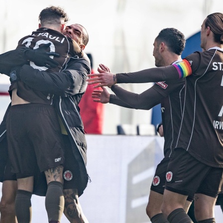 Das Team des FC St. Pauli jubelt über das gedrehte Spiel gegen Hansa Rostock.